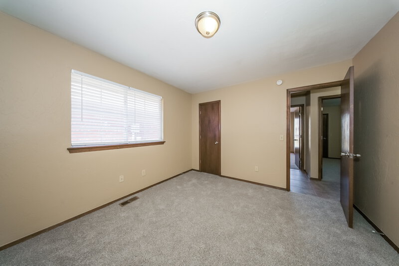 1,800/Mo, 11840 SW 3rd Terrace Yukon, OK 73099 Bedroom View 2