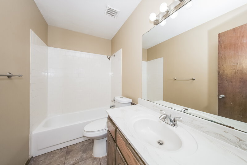 1,800/Mo, 11840 SW 3rd Terrace Yukon, OK 73099 Bathroom View