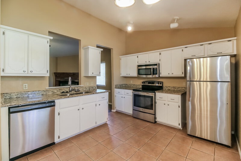 1,415/Mo, 12265 SW 12th St Yukon, OK 73099 Kitchen View