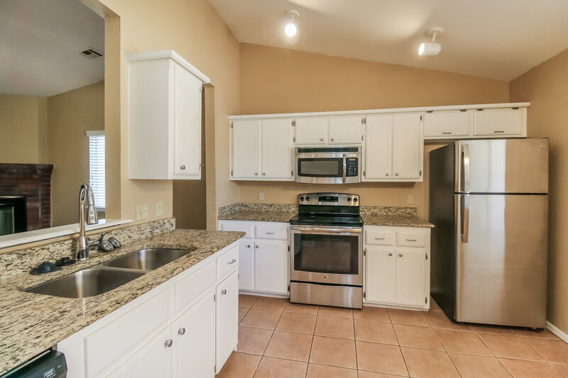 1,415/Mo, 12265 SW 12th St Yukon, OK 73099 Kitchen View 2