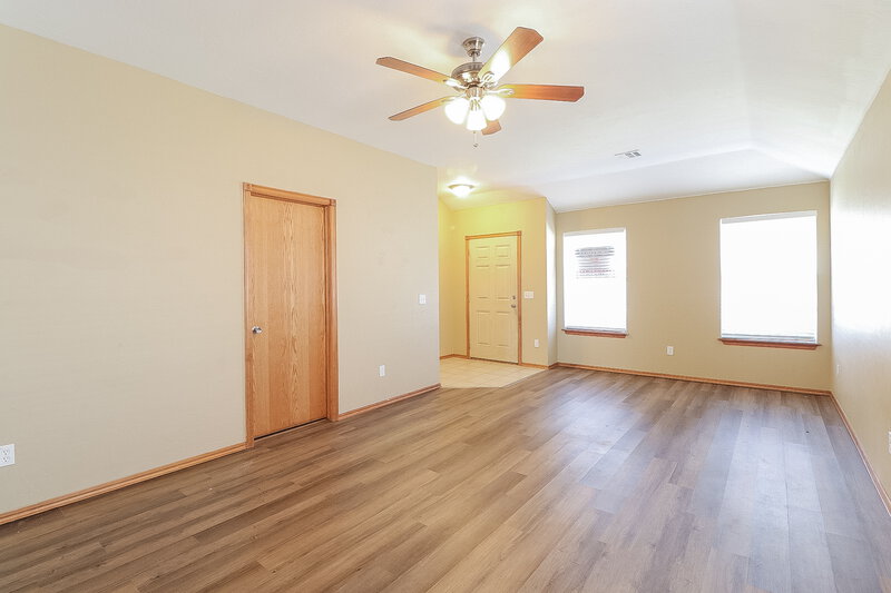 2,180/Mo, 2032 Turner Dr Oklahoma City, OK 73110 Living Room View 3