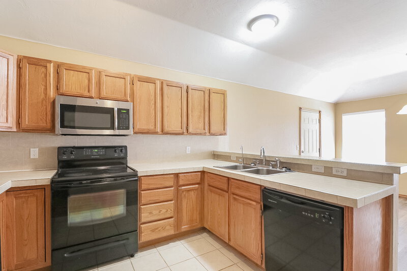 2,180/Mo, 2032 Turner Dr Oklahoma City, OK 73110 Kitchen View
