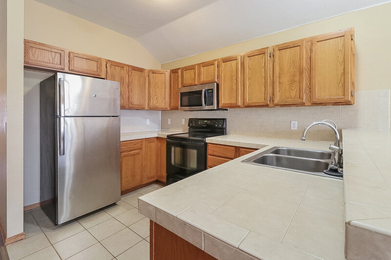 2,180/Mo, 2032 Turner Dr Oklahoma City, OK 73110 Kitchen View 2