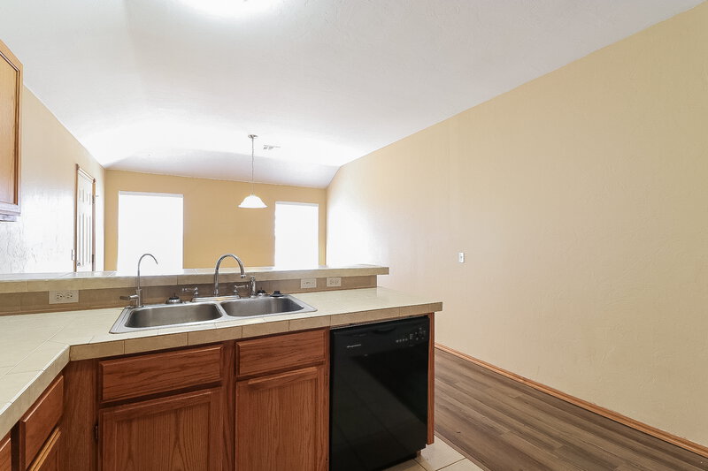 2,180/Mo, 2032 Turner Dr Oklahoma City, OK 73110 Kitchen View 3