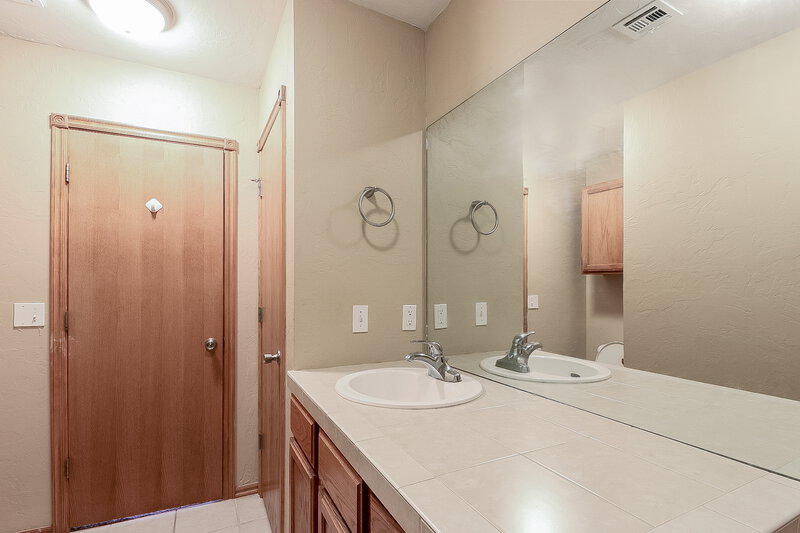2,180/Mo, 2032 Turner Dr Oklahoma City, OK 73110 Master Bathroom View