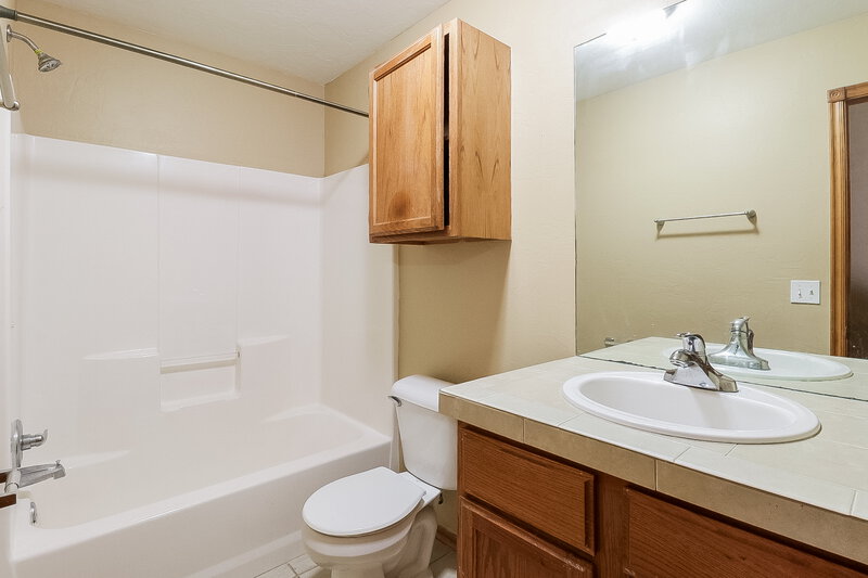2,180/Mo, 2032 Turner Dr Oklahoma City, OK 73110 Bathroom View