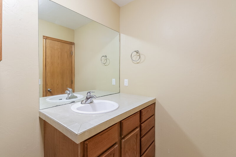 2,180/Mo, 2032 Turner Dr Oklahoma City, OK 73110 Bathroom View 2
