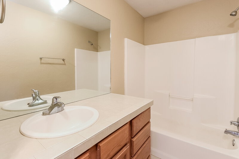 2,180/Mo, 2032 Turner Dr Oklahoma City, OK 73110 Bathroom View 3