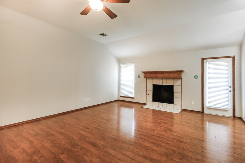 1,395/Mo, 2429 Cherry Ln Midwest City, OK 73130 Living Room View 2