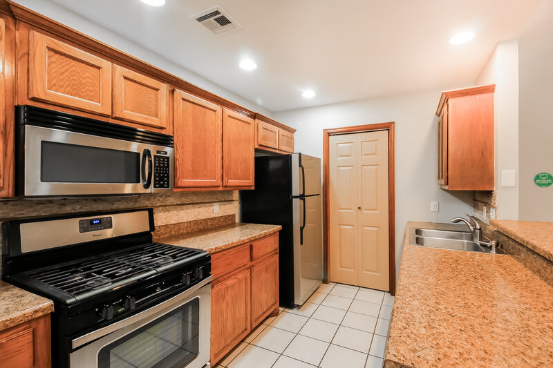 1,395/Mo, 2429 Cherry Ln Midwest City, OK 73130 Kitchen View
