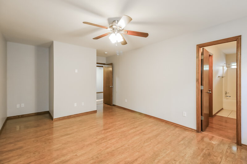 1,395/Mo, 2429 Cherry Ln Midwest City, OK 73130 Main Bedroom View