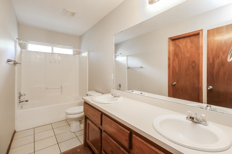 1,395/Mo, 2429 Cherry Ln Midwest City, OK 73130 Main Bathroom View