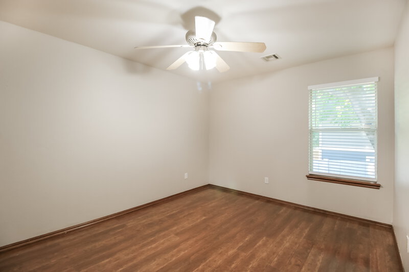 1,395/Mo, 2429 Cherry Ln Midwest City, OK 73130 Bedroom View 2