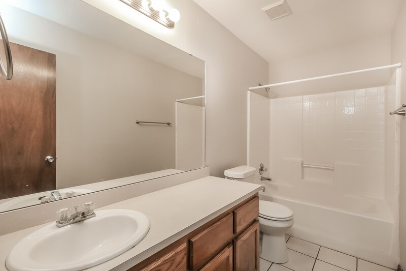 1,395/Mo, 2429 Cherry Ln Midwest City, OK 73130 Bathroom View