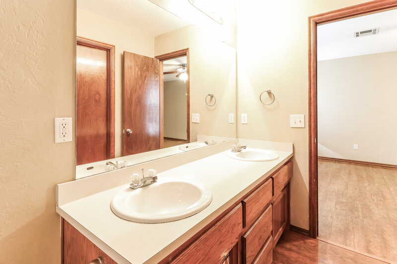 1,395/Mo, 2429 Cherry Ln Midwest City, OK 73130 Master Bathroom View