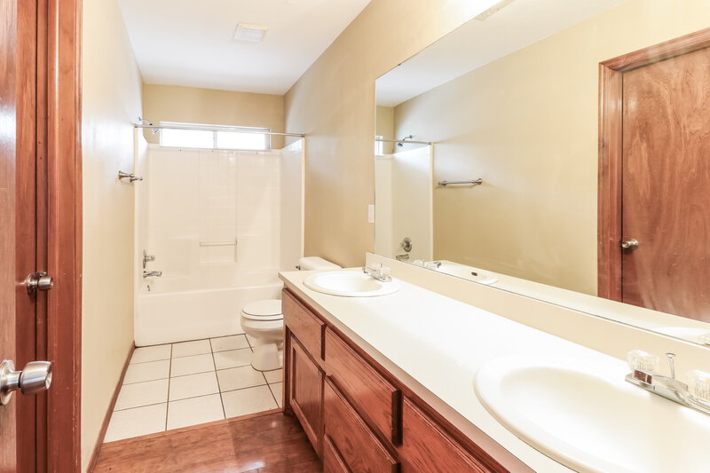 1,395/Mo, 2429 Cherry Ln Midwest City, OK 73130 Master Bathroom View 2