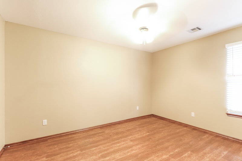1,395/Mo, 2429 Cherry Ln Midwest City, OK 73130 Bedroom View 5