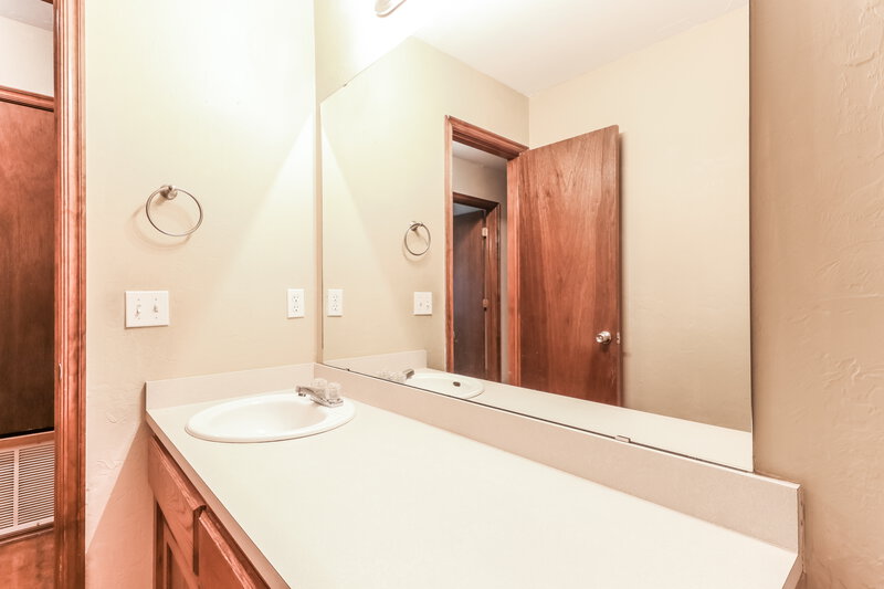 1,395/Mo, 2429 Cherry Ln Midwest City, OK 73130 Bathroom View 2