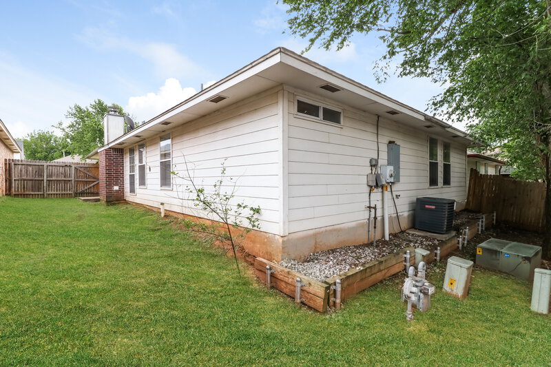 1,395/Mo, 2429 Cherry Ln Midwest City, OK 73130 Rear View 4