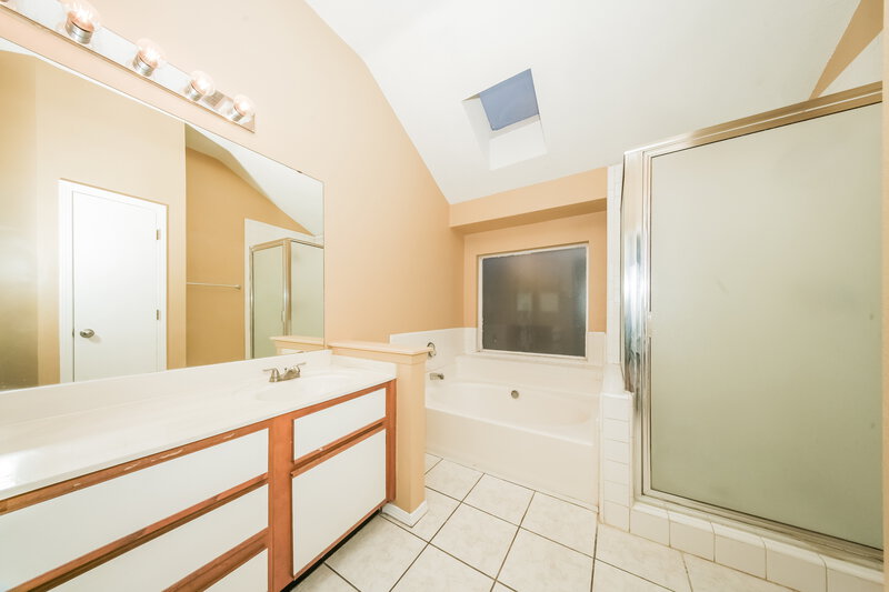 1,415/Mo, 9109 Orchard Blvd Midwest City, OK 73130 Main Bathroom View