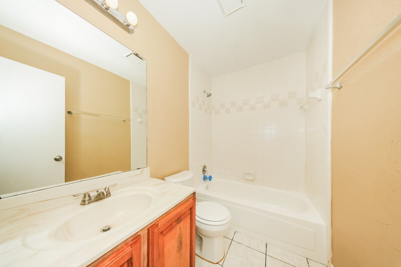 1,415/Mo, 9109 Orchard Blvd Midwest City, OK 73130 Bathroom View