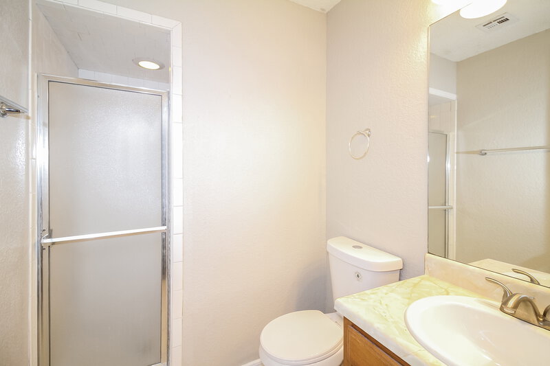 1,200/Mo, 10321 Koch Dr Oklahoma City, OK 73130 Main Bathroom View