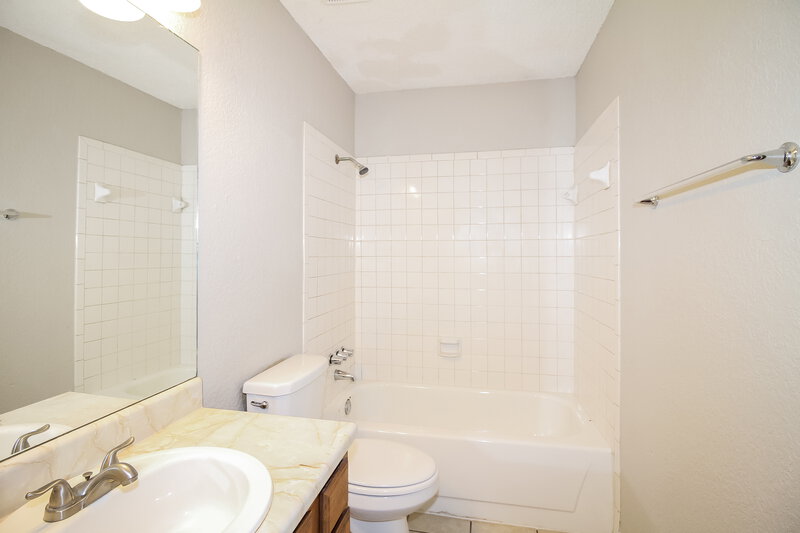 1,200/Mo, 10321 Koch Dr Oklahoma City, OK 73130 Bathroom View
