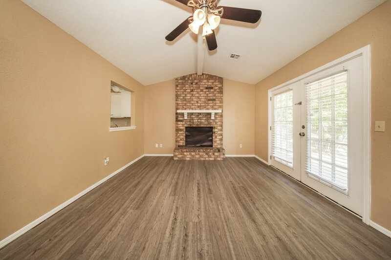 1,425/Mo, 9705 Oaktree Terrace Midwest City, OK 73130 Living Room View 2