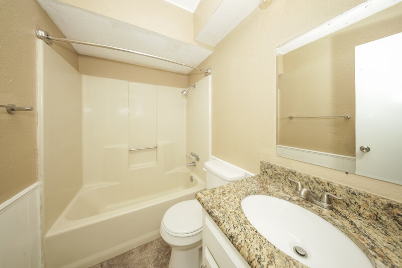 1,425/Mo, 9705 Oaktree Terrace Midwest City, OK 73130 Main Bathroom View