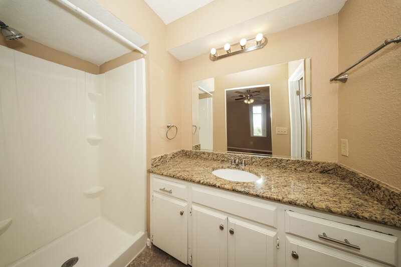 1,425/Mo, 9705 Oaktree Terrace Midwest City, OK 73130 Main Bathroom View 2