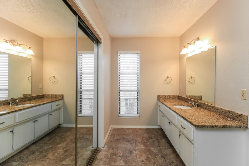 1,585/Mo, 8916 Northridge Terrace Oklahoma City, OK 73132 Main Bathroom View
