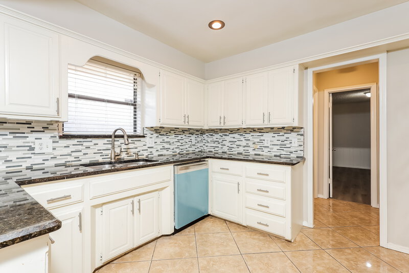 1,830/Mo, 8117 NW 81st St Oklahoma City, OK 73132 Kitchen View