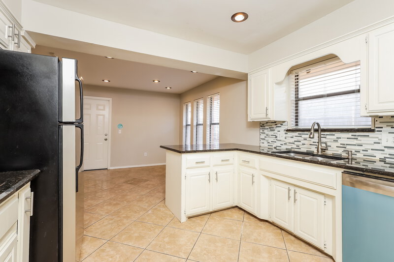 1,830/Mo, 8117 NW 81st St Oklahoma City, OK 73132 Kitchen View 2