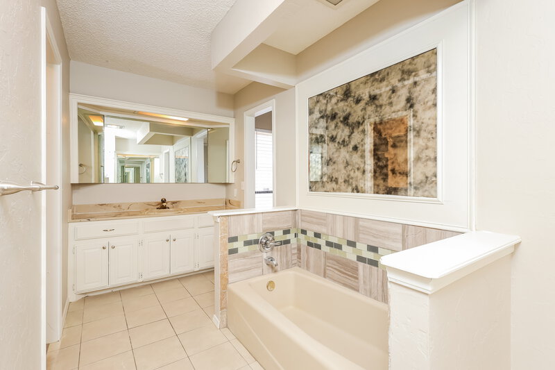 1,830/Mo, 8117 NW 81st St Oklahoma City, OK 73132 Main Bathroom View