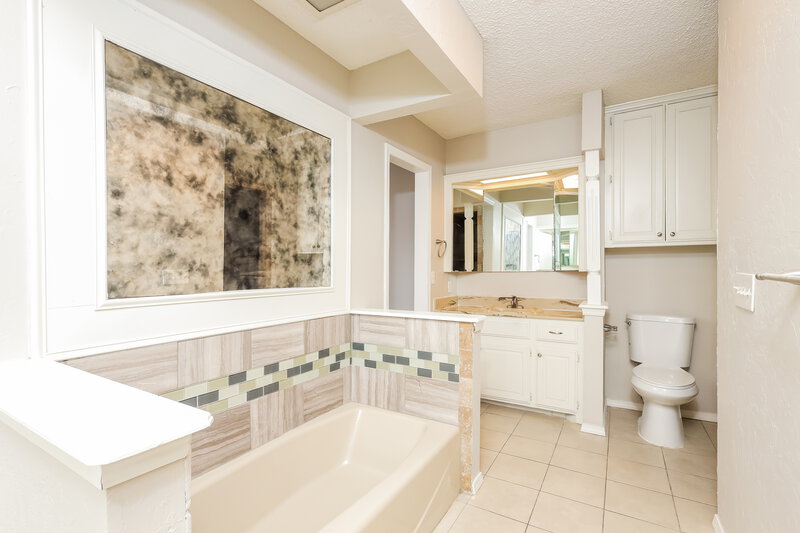 1,830/Mo, 8117 NW 81st St Oklahoma City, OK 73132 Main Bathroom View 2