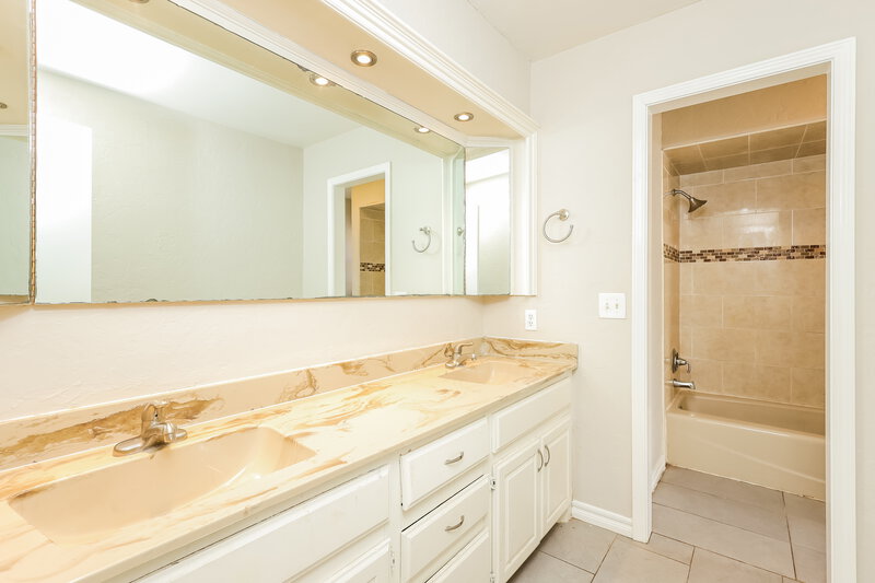 1,830/Mo, 8117 NW 81st St Oklahoma City, OK 73132 Bathroom View