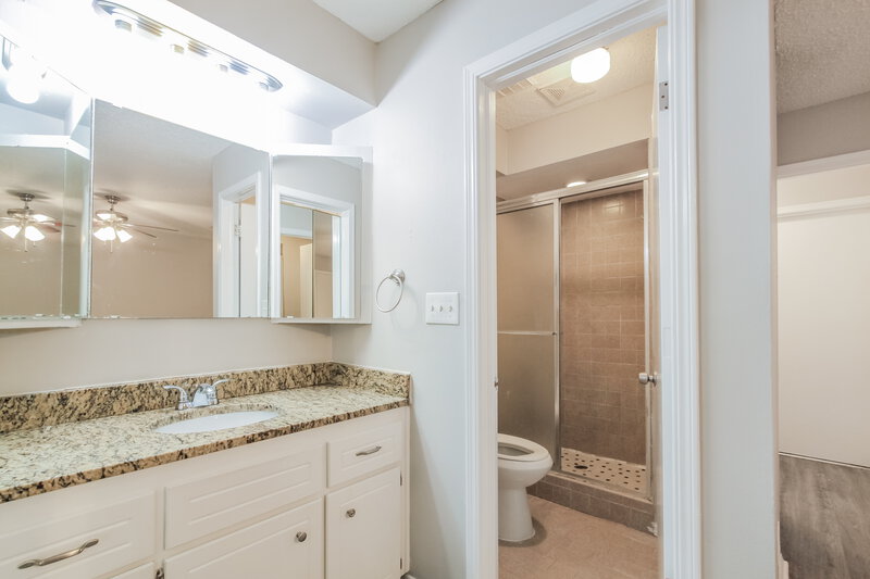 1,445/Mo, 5416 Embers Dr Oklahoma City, OK 73135 Main Bathroom View