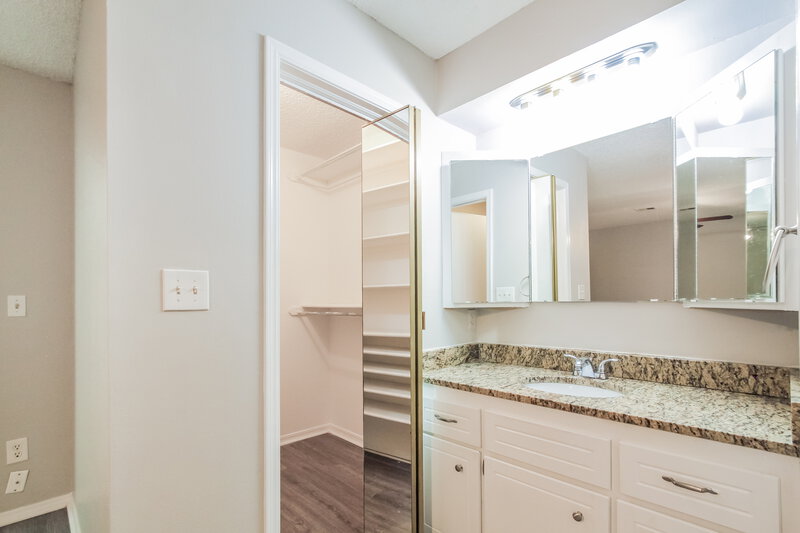 1,445/Mo, 5416 Embers Dr Oklahoma City, OK 73135 Main Bathroom View 2