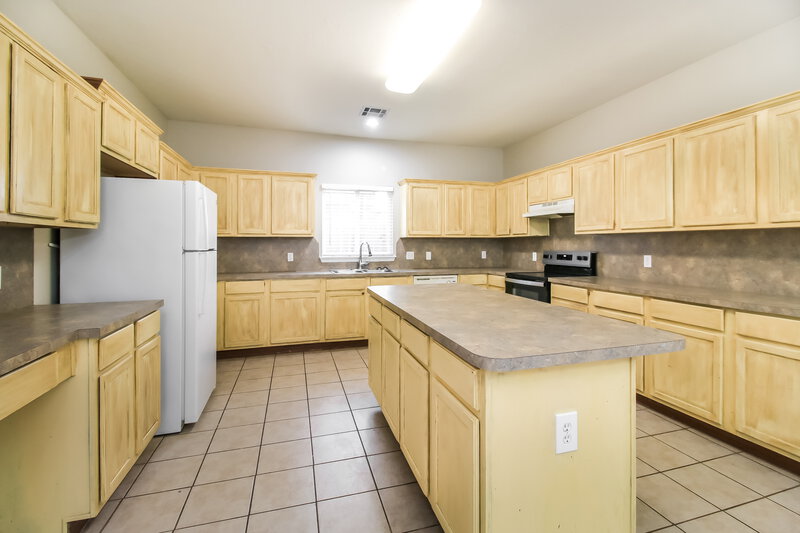 1,790/Mo, 6916 Freedom Ave Oklahoma City, OK 73135 Kitchen View 2