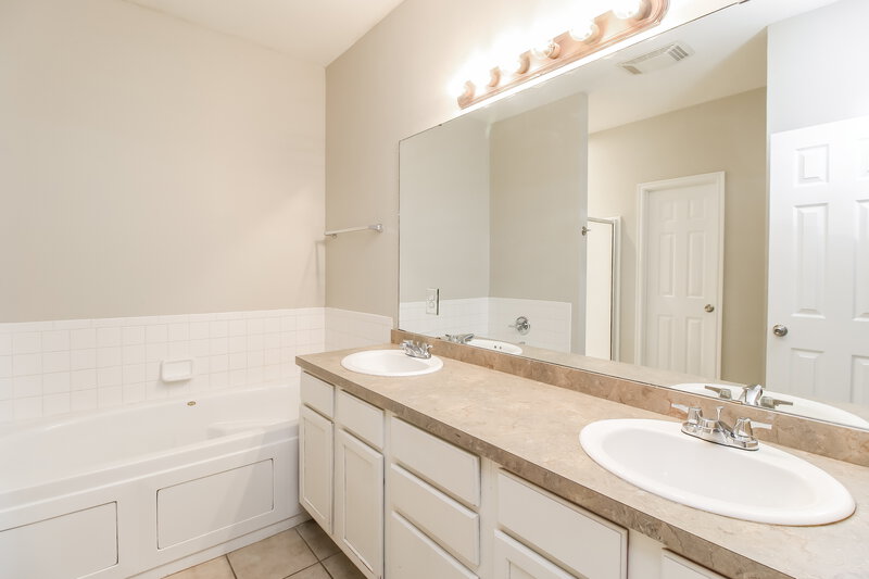 1,790/Mo, 6916 Freedom Ave Oklahoma City, OK 73135 Main Bathroom View