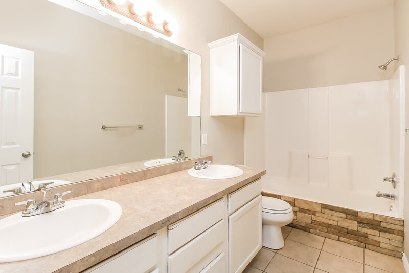1,790/Mo, 6916 Freedom Ave Oklahoma City, OK 73135 Bathroom View