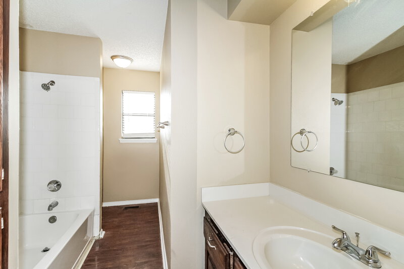 1,700/Mo, 8309 Stonewood Dr Oklahoma City, OK 73135 Main Bathroom View