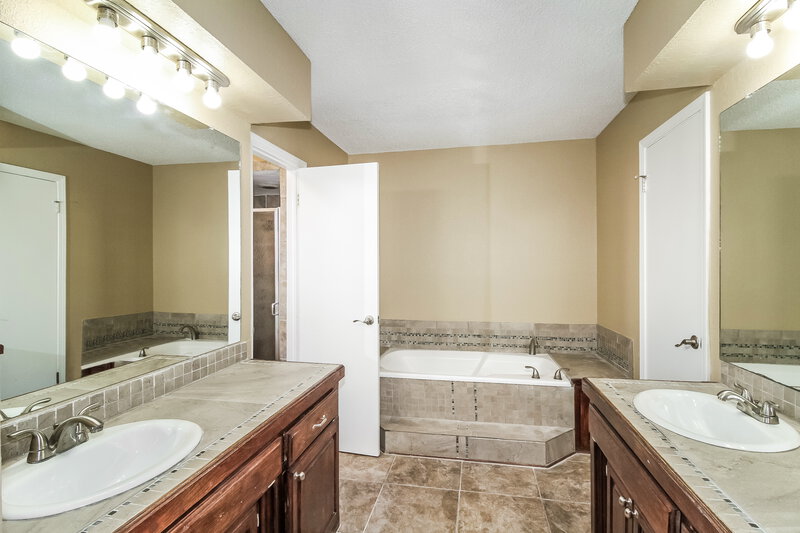 1,700/Mo, 8309 Stonewood Dr Oklahoma City, OK 73135 Main Bathroom View 2
