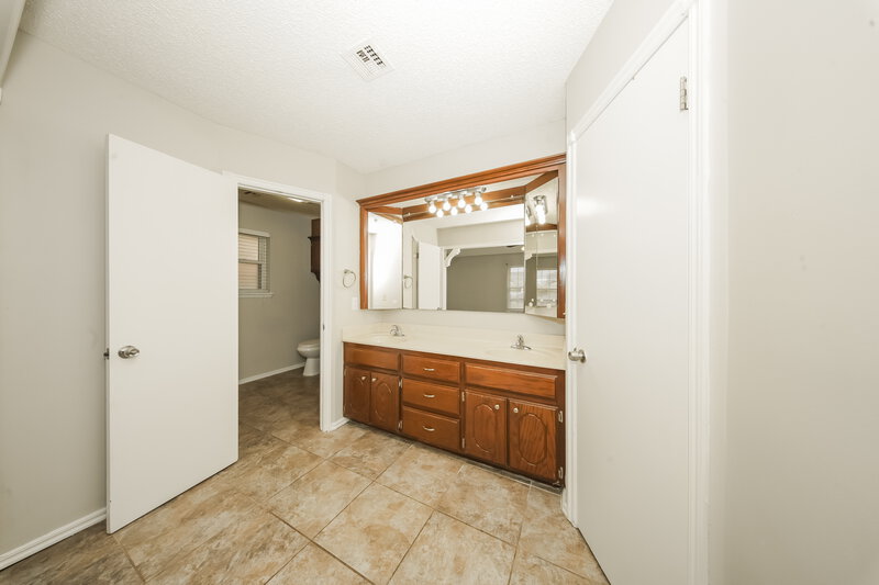 1,730/Mo, 5421 Sudbury Ln Oklahoma City, OK 73135 Main Bathroom View