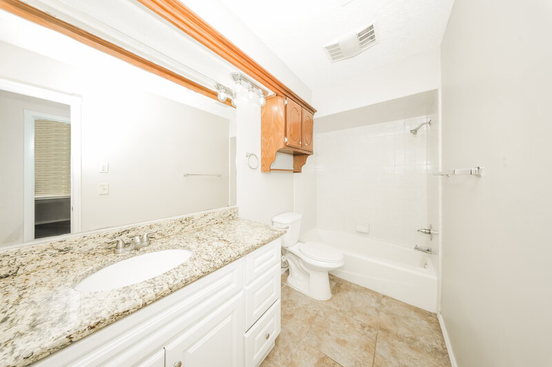 1,730/Mo, 5421 Sudbury Ln Oklahoma City, OK 73135 Bathroom View