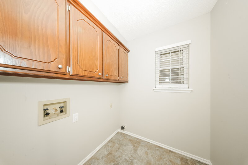 1,730/Mo, 5421 Sudbury Ln Oklahoma City, OK 73135 Laundry Room View