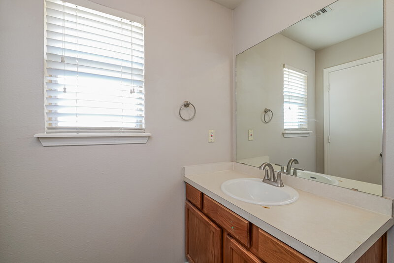1,330/Mo, 1933 Creekridge Dr Oklahoma City, OK 73141 Main Bathroom View