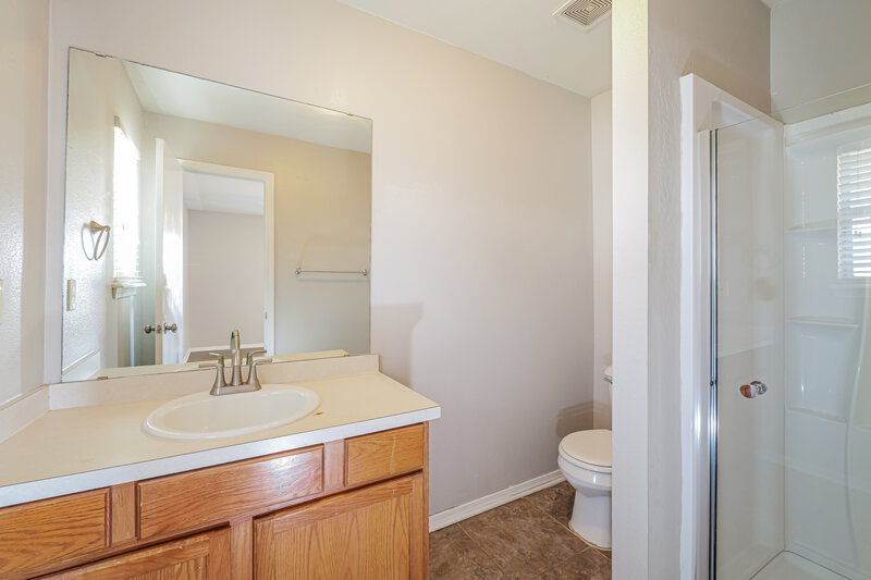 1,330/Mo, 1933 Creekridge Dr Oklahoma City, OK 73141 Main Bathroom View 2