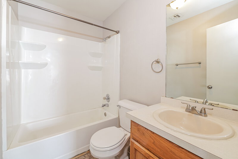 1,330/Mo, 1933 Creekridge Dr Oklahoma City, OK 73141 Bathroom View