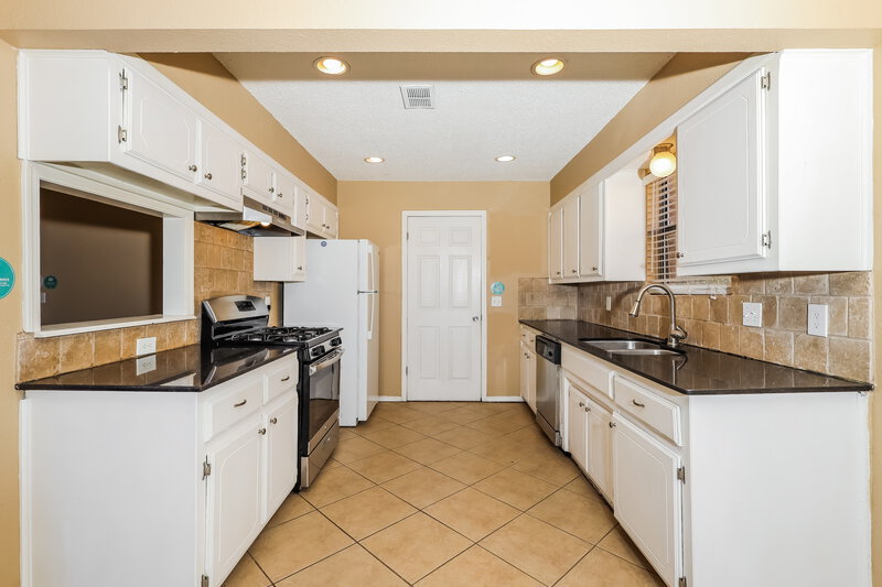 1,500/Mo, 12604 Whispering Hollow Dr Oklahoma City, OK 73142 Kitchen View